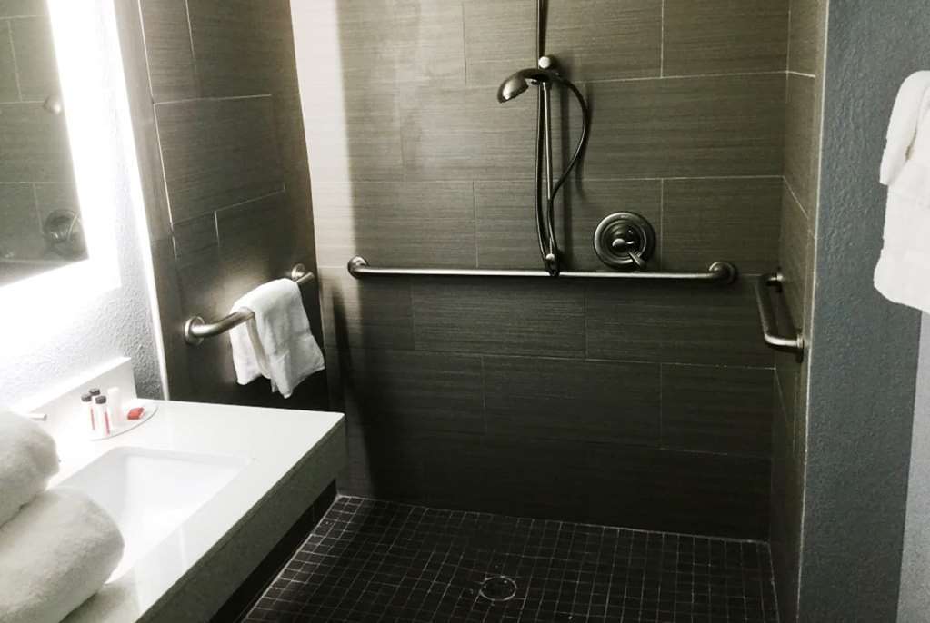 Baymont Inn & Suites Шоуни Стая снимка