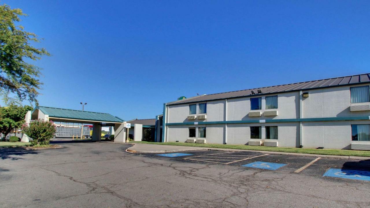 Baymont Inn & Suites Шоуни Екстериор снимка